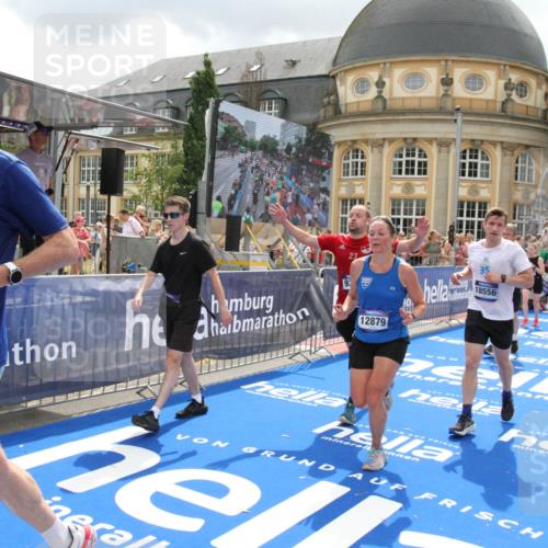 29.06.2025 - hella hamburg halbmarathon Michael Strokosch http://msf.ph/oto/8311406 29.06.2025 10:58:38 Ziel 2619, 2978, 3251, 4467, 5341, 6595, 7082, 7659, 8322, 9316, 12712, 12809, 12862, 12879, 13694, 18501, 18556 meine-sportfotos.de
