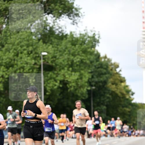 29.06.2025 - hella hamburg halbmarathon Dr. Thomas Lammeyer http://msf.ph/oto/8311447 29.06.2025 10:38:28 Kennedybrücke 1025, 1705, 1764, 1787, 2038, 2276, 2464, 2496, 2510, 2511, 2933, 3145, 3829, 4445, 4479, 4540, 4942, 5096, 5566, 5569, 5609, 5691, 6034, 6105, 6109, 6574, 6718, 6727, 6843, 7324, 7329, 7644, 8202, 8282, 9094, 9514, 10007, 10071, 10561, 10564, 10674, 11122, 11245, 11338, 11432 meine-sportfotos.de