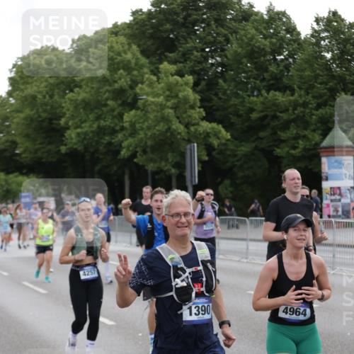 29.06.2025 - hella hamburg halbmarathon Jannik Wohlers http://msf.ph/oto/8311472 29.06.2025 10:38:30 Lombardsbrücke 56, 1232, 1390, 1451, 2524, 2534, 2693, 3307, 3745, 3927, 4257, 4320, 4410, 4964, 6062, 7263, 7849, 8367, 8583, 8747, 8783, 9455, 9708, 10072, 10554, 10604, 11059, 12028, 12072, 12722, 13060, 13922, 14557, 14558, 14856, 15755, 16181, 16346, 16388, 18050, 18504 meine-sportfotos.de