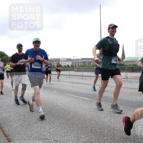 29.06.2025 - hella hamburg halbmarathon Lena Gebhardt http://msf.ph/oto/8311494 29.06.2025 10:47:00 Lombardsbrücke 18924, 5700, 17459, 78, 1073, 1185, 1286, 1363, 1371, 1375, 1593, 1607, 1704, 1720, 1961, 1999, 2162, 2211, 2320, 2327, 2537, 2555, 2556, 2665, 2981, 3277, 3406, 3407, 3469, 3734, 3823, 4184, 4202, 4239, 4296, 4342, 4355, 4483, 4604, 5111, 5114, 5700, 5796, 5953, 6124, 6161, 6485, 6496, 6740, 6879, 7073, 7412, 7430, 7431, 7767, 7827, 8131, 8477, 8486, 8551, 8553, 8684, 8706, 8967, 9691, 10230, 13969, 14261, 15852, 16882, 16987 meine-sportfotos.de