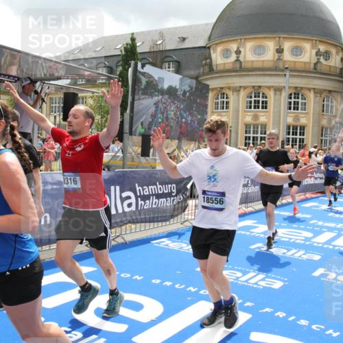 29.06.2025 - hella hamburg halbmarathon Michael Strokosch http://msf.ph/oto/8311514 29.06.2025 10:58:39 Ziel 2619, 2978, 3251, 4467, 5341, 6592, 6595, 7082, 7659, 8322, 9316, 12712, 12809, 12862, 12879, 13694, 18501, 18556 meine-sportfotos.de