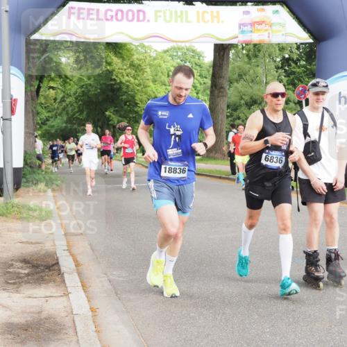 29.06.2025 - hella hamburg halbmarathon MichiJ http://msf.ph/oto/8311541 29.06.2025 10:36:04 Zwischen KM18-KM19 2442, 4377, 4601, 5915, 6081, 6836, 8916, 9213, 11519, 12534, 13007, 13672, 13948, 15894, 18836, 18923, 19181 meine-sportfotos.de