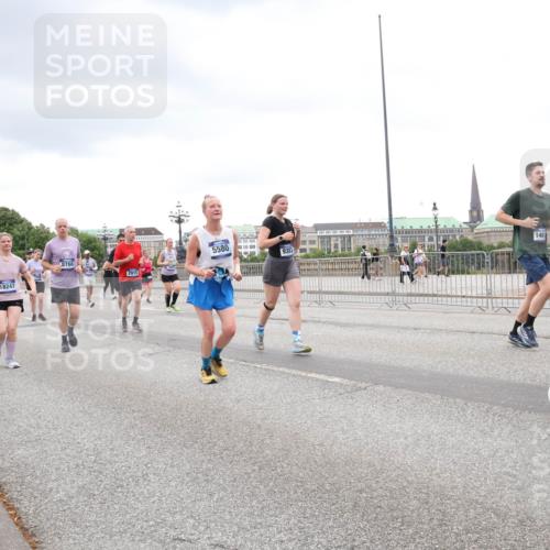 29.06.2025 - hella hamburg halbmarathon Lena Gebhardt http://msf.ph/oto/8311543 29.06.2025 10:56:32 Lombardsbrücke 1047, 1113, 1738, 1909, 2095, 2143, 2307, 2887, 2915, 2991, 3257, 3418, 3438, 3516, 3517, 3520, 3614, 3675, 3676, 3953, 3987, 4083, 4094, 4118, 4354, 4773, 4836, 5237, 5438, 5580, 5693, 5757, 5911, 5944, 6348, 6349, 6690, 6968, 7025, 7028, 7090, 7307, 7381, 7711, 8005, 8108, 8150, 8305, 8517, 8606, 8766, 8939, 8943, 9172, 9210, 9383, 9435, 9606, 9910, 9948, 9953, 10555, 10569, 10571, 10740, 10784, 10987 meine-sportfotos.de