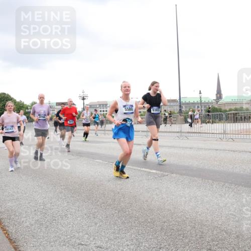 29.06.2025 - hella hamburg halbmarathon Lena Gebhardt http://msf.ph/oto/8311577 29.06.2025 10:56:32 Lombardsbrücke 9435, 17494, 17494, 18247, 8766, 2915, 5580, 9383, 1461, 1047, 1113, 1738, 1909, 2095, 2143, 2307, 2887, 2915, 2991, 3257, 3418, 3438, 3516, 3517, 3520, 3614, 3675, 3676, 3953, 3987, 4083, 4094, 4118, 4354, 4773, 4836, 5237, 5438, 5580, 5693, 5757, 5911, 5944, 6348, 6349, 6690, 6968, 7025, 7028, 7090, 7307, 7381, 7711, 8005, 8108, 8150, 8305, 8517, 8606, 8766, 8939, 8943, 9172, 9210, 9383, 9435, 9606, 9910, 9948, 9953, 10555, 10569, 10571, 10740, 10784, 10987 meine-sportfotos.de