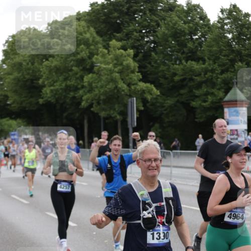 29.06.2025 - hella hamburg halbmarathon Jannik Wohlers http://msf.ph/oto/8311587 29.06.2025 10:38:30 Lombardsbrücke 56, 1232, 1390, 1451, 2524, 2534, 2693, 3307, 3745, 3927, 4257, 4320, 4410, 4964, 6062, 7263, 7849, 8367, 8583, 8747, 8783, 9455, 9708, 10072, 10554, 10604, 11059, 12028, 12072, 12722, 13060, 13922, 14557, 14558, 14856, 15755, 16181, 16346, 16388, 18050, 18504 meine-sportfotos.de