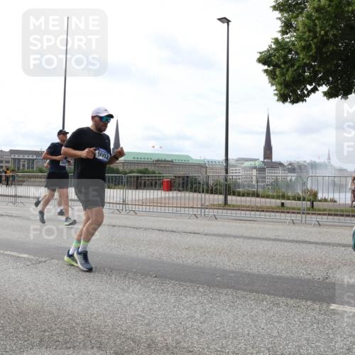 29.06.2025 - hella hamburg halbmarathon Lena Gebhardt http://msf.ph/oto/8311608 29.06.2025 10:22:02 Lombardsbrücke 564, 9002, 1003, 1072, 1158, 1191, 1250, 1294, 1419, 1668, 1958, 1963, 2009, 2022, 2063, 2172, 2315, 2353, 2514, 2529, 2744, 3050, 3172, 3458, 3606, 3768, 3995, 4046, 4113, 4114, 4289, 4366, 4375, 4376, 4829, 4970, 5122, 5641, 5759, 5957, 6086, 6307, 6475, 6676, 6805, 6881, 6977, 7075, 7162, 7612, 7672, 8286, 8431, 8715, 8860, 8884, 8896, 8954, 8959, 9002, 9062, 9369, 9483 meine-sportfotos.de