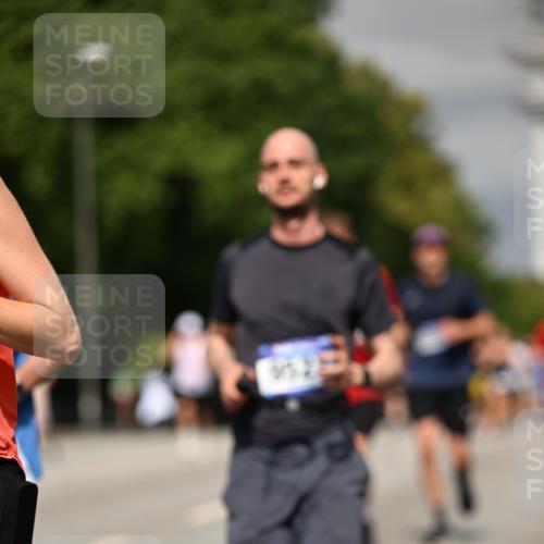 29.06.2025 - hella hamburg halbmarathon Dr. Thomas Lammeyer http://msf.ph/oto/8311621 29.06.2025 10:17:10 Kennedybrücke 1007, 1328, 1859, 2961, 3218, 3729, 4187, 4554, 4950, 5597, 5598, 6026, 7346, 8115, 8279, 8913, 9128, 9527, 10581 meine-sportfotos.de