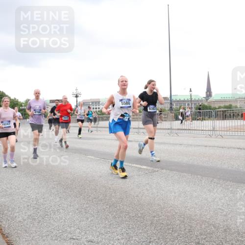 29.06.2025 - hella hamburg halbmarathon Lena Gebhardt http://msf.ph/oto/8311623 29.06.2025 10:56:32 Lombardsbrücke 9435, 8, 16934, 17494, 18247, 8766, 2915, 5580, 1461, 9383, 1047, 1113, 1738, 1909, 2095, 2143, 2307, 2887, 2915, 2991, 3257, 3418, 3438, 3516, 3517, 3520, 3614, 3675, 3676, 3953, 3987, 4083, 4094, 4118, 4354, 4773, 4836, 5237, 5438, 5580, 5693, 5757, 5911, 5944, 6348, 6349, 6690, 6968, 7025, 7028, 7090, 7307, 7381, 7711, 8005, 8108, 8150, 8305, 8517, 8606, 8766, 8939, 8943, 9172, 9210, 9383, 9435, 9606, 9910, 9948, 9953, 10555, 10569, 10571, 10740, 10784, 10987 meine-sportfotos.de