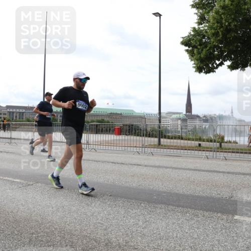 29.06.2025 - hella hamburg halbmarathon Lena Gebhardt http://msf.ph/oto/8311651 29.06.2025 10:22:02 Lombardsbrücke 9002, 1003, 1072, 1158, 1191, 1250, 1294, 1419, 1668, 1958, 1963, 2009, 2022, 2063, 2172, 2315, 2353, 2514, 2529, 2744, 3050, 3172, 3458, 3606, 3768, 3995, 4046, 4113, 4114, 4289, 4366, 4375, 4376, 4829, 4970, 5122, 5641, 5759, 5957, 6086, 6307, 6475, 6676, 6805, 6881, 6977, 7075, 7162, 7612, 7672, 8286, 8431, 8715, 8860, 8884, 8896, 8954, 8959, 9002, 9062, 9369, 9483 meine-sportfotos.de