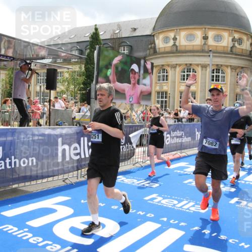 29.06.2025 - hella hamburg halbmarathon Michael Strokosch http://msf.ph/oto/8311657 29.06.2025 10:58:40 Ziel 2619, 2978, 3251, 4467, 5341, 6592, 6595, 7082, 7659, 8322, 9316, 12712, 12809, 12862, 12879, 13694, 15197, 18501, 18556, 18587 meine-sportfotos.de