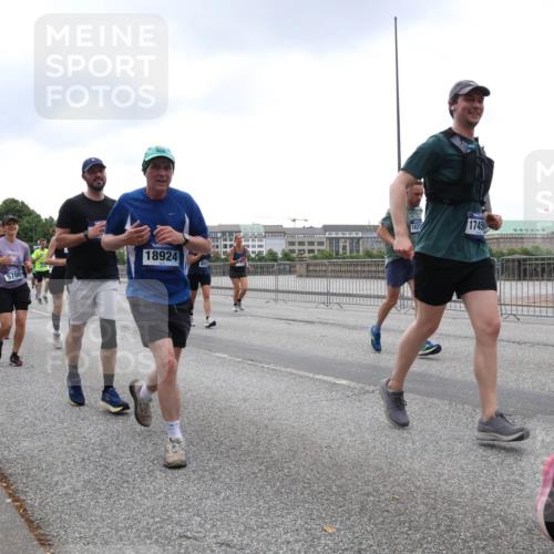 29.06.2025 - hella hamburg halbmarathon Lena Gebhardt http://msf.ph/oto/8311659 29.06.2025 10:47:00 Lombardsbrücke 18924, 5700, 1831, 1745, 1888, 1073, 1185, 1286, 1363, 1371, 1375, 1593, 1607, 1704, 1720, 1961, 1999, 2162, 2211, 2320, 2327, 2537, 2555, 2556, 2665, 2981, 3277, 3406, 3407, 3469, 3734, 3823, 4184, 4202, 4239, 4296, 4342, 4355, 4483, 4604, 5111, 5114, 5700, 5796, 5953, 6124, 6161, 6485, 6496, 6740, 6879, 7073, 7412, 7430, 7431, 7767, 7827, 8131, 8477, 8486, 8551, 8553, 8684, 8706, 8967, 9691, 10230, 13969, 14261, 15852, 16882, 16987 meine-sportfotos.de