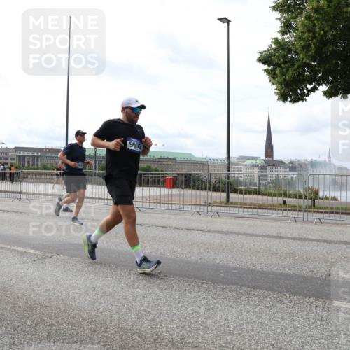 29.06.2025 - hella hamburg halbmarathon Lena Gebhardt http://msf.ph/oto/8311709 29.06.2025 10:22:02 Lombardsbrücke 9002, 1003, 1072, 1158, 1191, 1250, 1294, 1419, 1668, 1958, 1963, 2009, 2022, 2063, 2172, 2315, 2353, 2514, 2529, 2744, 3050, 3172, 3458, 3606, 3768, 3995, 4046, 4113, 4114, 4289, 4366, 4375, 4376, 4829, 4970, 5122, 5641, 5759, 5957, 6086, 6307, 6475, 6676, 6805, 6881, 6977, 7075, 7162, 7612, 7672, 8286, 8431, 8715, 8860, 8884, 8896, 8954, 8959, 9002, 9062, 9369, 9483 meine-sportfotos.de