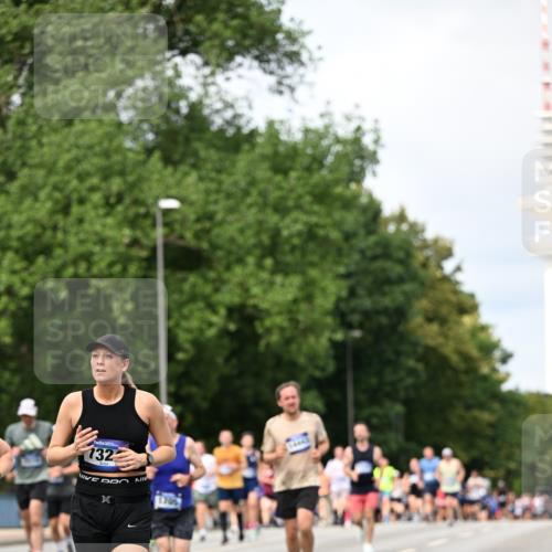29.06.2025 - hella hamburg halbmarathon Dr. Thomas Lammeyer http://msf.ph/oto/8311718 29.06.2025 10:38:28 Kennedybrücke 1025, 1705, 1764, 1787, 2038, 2276, 2464, 2496, 2510, 2511, 2933, 3145, 3829, 4445, 4479, 4540, 4942, 5096, 5566, 5569, 5609, 5691, 6034, 6105, 6109, 6574, 6718, 6727, 6843, 7324, 7329, 7644, 8202, 8282, 9094, 9514, 10007, 10071, 10561, 10564, 10674, 11122, 11245, 11338, 11432 meine-sportfotos.de