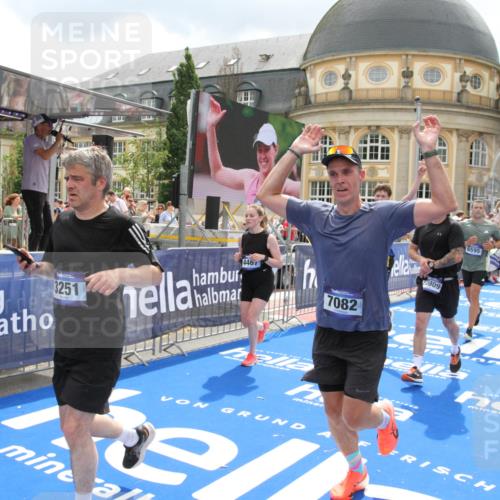 29.06.2025 - hella hamburg halbmarathon Michael Strokosch http://msf.ph/oto/8311721 29.06.2025 10:58:40 Ziel 2619, 2978, 3251, 4467, 5341, 6592, 6595, 7082, 7659, 8322, 9316, 12712, 12809, 12862, 12879, 13694, 15197, 18501, 18556, 18587 meine-sportfotos.de