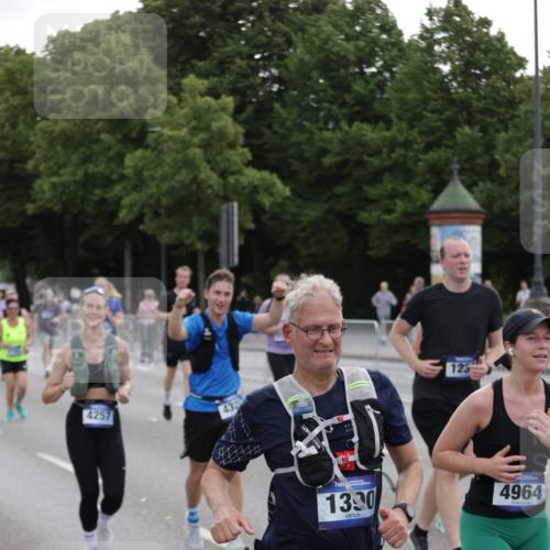 29.06.2025 - hella hamburg halbmarathon Jannik Wohlers http://msf.ph/oto/8311735 29.06.2025 10:38:31 Lombardsbrücke 1232, 1390, 1451, 2524, 2534, 2693, 3307, 3745, 3927, 4257, 4320, 4410, 4964, 6062, 6112, 7263, 8367, 8583, 8747, 8783, 9455, 9708, 9974, 9977, 10072, 10554, 10604, 11059, 12028, 12072, 12722, 13060, 13922, 14557, 14558, 14856, 15755, 16181, 16335, 16346, 16388, 18050, 18504 meine-sportfotos.de