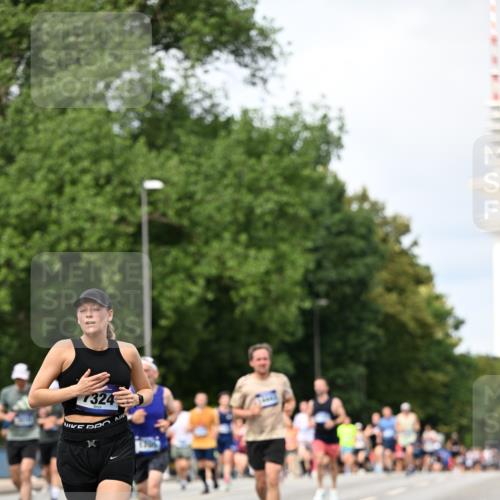 29.06.2025 - hella hamburg halbmarathon Dr. Thomas Lammeyer http://msf.ph/oto/8311753 29.06.2025 10:38:28 Kennedybrücke 1025, 1705, 1764, 1787, 2038, 2276, 2464, 2496, 2510, 2511, 2933, 3145, 3829, 4445, 4479, 4540, 4942, 5096, 5566, 5569, 5609, 5691, 6034, 6105, 6109, 6574, 6718, 6727, 6843, 7324, 7329, 7644, 8202, 8282, 9094, 9514, 10007, 10071, 10561, 10564, 10674, 11122, 11245, 11338, 11432 meine-sportfotos.de