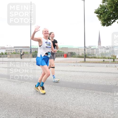 29.06.2025 - hella hamburg halbmarathon Lena Gebhardt http://msf.ph/oto/8311794 29.06.2025 10:56:33 Lombardsbrücke 8766, 2915, 5580, 14, 1047, 1113, 1738, 1909, 2095, 2143, 2307, 2887, 2915, 2991, 3257, 3418, 3438, 3516, 3517, 3520, 3614, 3675, 3676, 3953, 3987, 4083, 4094, 4118, 4354, 4773, 4836, 5237, 5438, 5580, 5693, 5757, 5911, 5944, 6348, 6349, 6690, 6968, 7025, 7028, 7090, 7307, 7381, 7711, 8005, 8108, 8150, 8305, 8517, 8606, 8766, 8939, 8943, 9172, 9210, 9383, 9435, 9606, 9910, 9948, 9953, 10555, 10569, 10571, 10740, 10784, 10987 meine-sportfotos.de