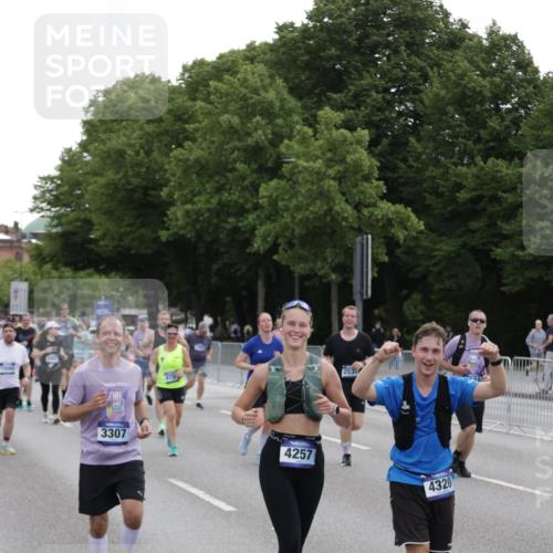 29.06.2025 - hella hamburg halbmarathon Jannik Wohlers http://msf.ph/oto/8311803 29.06.2025 10:38:31 Lombardsbrücke 1232, 1390, 1451, 2524, 2534, 2693, 3307, 3745, 3927, 4257, 4320, 4410, 4964, 6062, 6112, 7263, 8367, 8583, 8747, 8783, 9455, 9708, 9974, 9977, 10072, 10554, 10604, 11059, 12028, 12072, 12722, 13060, 13922, 14557, 14558, 14856, 15755, 16181, 16335, 16346, 16388, 18050, 18504 meine-sportfotos.de