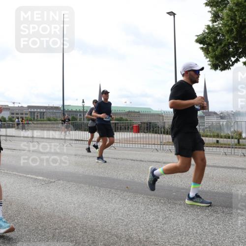 29.06.2025 - hella hamburg halbmarathon Lena Gebhardt http://msf.ph/oto/8311815 29.06.2025 10:22:02 Lombardsbrücke 19099, 1003, 1072, 1158, 1191, 1250, 1294, 1419, 1668, 1958, 1963, 2009, 2022, 2063, 2172, 2315, 2353, 2514, 2529, 2744, 3050, 3172, 3458, 3606, 3768, 3995, 4046, 4113, 4114, 4289, 4366, 4375, 4376, 4829, 4970, 5122, 5641, 5759, 5957, 6086, 6307, 6475, 6676, 6805, 6881, 6977, 7075, 7162, 7612, 7672, 8286, 8431, 8715, 8860, 8884, 8896, 8954, 8959, 9002, 9062, 9369, 9483 meine-sportfotos.de