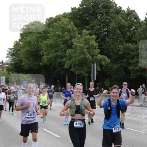 29.06.2025 - hella hamburg halbmarathon Jannik Wohlers http://msf.ph/oto/8311817 29.06.2025 10:38:31 Lombardsbrücke 1232, 1390, 1451, 2524, 2534, 2693, 3307, 3745, 3927, 4257, 4320, 4410, 4964, 6062, 6112, 7263, 8367, 8583, 8747, 8783, 9455, 9708, 9974, 9977, 10072, 10554, 10604, 11059, 12028, 12072, 12722, 13060, 13922, 14557, 14558, 14856, 15755, 16181, 16335, 16346, 16388, 18050, 18504 meine-sportfotos.de