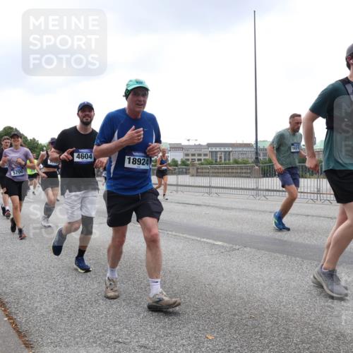 29.06.2025 - hella hamburg halbmarathon Lena Gebhardt http://msf.ph/oto/8311830 29.06.2025 10:47:00 Lombardsbrücke 4604, 18924, 5700, 18315, 17459, 1073, 1185, 1286, 1363, 1371, 1375, 1593, 1607, 1704, 1720, 1961, 1999, 2162, 2211, 2320, 2327, 2537, 2555, 2556, 2665, 2981, 3277, 3406, 3407, 3469, 3734, 3823, 4184, 4202, 4239, 4296, 4342, 4355, 4483, 4604, 5111, 5114, 5700, 5796, 5953, 6124, 6161, 6485, 6496, 6740, 6879, 7073, 7412, 7430, 7431, 7767, 7827, 8131, 8477, 8486, 8551, 8553, 8684, 8706, 8967, 9691, 10230, 13969, 14261, 15852, 16882, 16987 meine-sportfotos.de