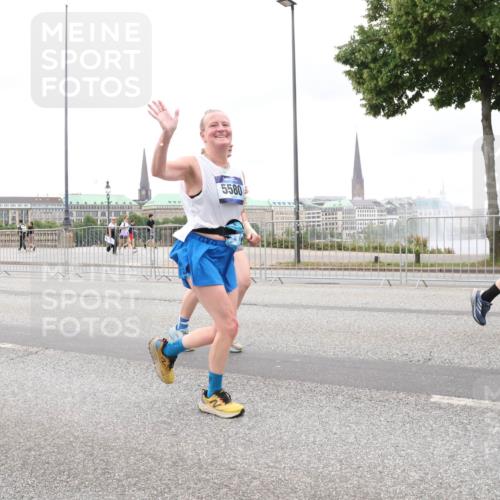 29.06.2025 - hella hamburg halbmarathon Lena Gebhardt http://msf.ph/oto/8311840 29.06.2025 10:56:33 Lombardsbrücke 2915, 5580, 1047, 1113, 1738, 1909, 2095, 2143, 2307, 2887, 2915, 2991, 3257, 3418, 3438, 3516, 3517, 3520, 3614, 3675, 3676, 3953, 3987, 4083, 4094, 4118, 4354, 4773, 4836, 5237, 5438, 5580, 5693, 5757, 5911, 5944, 6348, 6349, 6690, 6968, 7025, 7028, 7090, 7307, 7381, 7711, 8005, 8108, 8150, 8305, 8517, 8606, 8766, 8939, 8943, 9172, 9210, 9383, 9435, 9606, 9910, 9948, 9953, 10555, 10569, 10571, 10740, 10784, 10987 meine-sportfotos.de