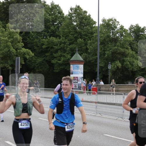 29.06.2025 - hella hamburg halbmarathon Jannik Wohlers http://msf.ph/oto/8311894 29.06.2025 10:38:32 Lombardsbrücke 1232, 1390, 1451, 2524, 2534, 2693, 3307, 3745, 3927, 4257, 4320, 4410, 4964, 6062, 6112, 7263, 8367, 8747, 8783, 9455, 9708, 9974, 9977, 10072, 10554, 10604, 11059, 12028, 12072, 12410, 12722, 13060, 13922, 14557, 14558, 14856, 16181, 16335, 16346, 16388, 16841, 18050, 18504 meine-sportfotos.de