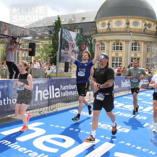 29.06.2025 - hella hamburg halbmarathon Michael Strokosch http://msf.ph/oto/8311898 29.06.2025 10:58:41 Ziel 1319, 2619, 2978, 3251, 4467, 6592, 6595, 7082, 7659, 8322, 9316, 12712, 12809, 12862, 12879, 13694, 15197, 16189, 18501, 18556, 18587 meine-sportfotos.de