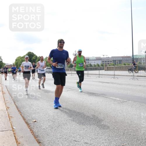 29.06.2025 - hella hamburg halbmarathon Lena Gebhardt http://msf.ph/oto/8311928 29.06.2025 10:12:20 Lombardsbrücke 6871, 9705, 9405, 1062, 1610, 1785, 1790, 1850, 2661, 2963, 2964, 3182, 3248, 3262, 3746, 4453, 4499, 4554, 5166, 5176, 5597, 5598, 6822, 6871, 6966, 7014, 7474, 8971, 9191, 9253, 9254, 9405, 9705, 10042, 10409, 10581, 10685, 11509, 11525, 11537, 11581, 11917, 13171, 13542, 13816, 13958, 14060, 14196, 14313, 14540, 14863, 14868, 15137, 15369, 16379, 16473, 16976, 18261, 18395, 18429, 18493, 18655 meine-sportfotos.de