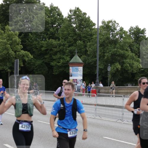 29.06.2025 - hella hamburg halbmarathon Jannik Wohlers http://msf.ph/oto/8311931 29.06.2025 10:38:32 Lombardsbrücke 1232, 1390, 1451, 2524, 2534, 2693, 3307, 3745, 3927, 4257, 4320, 4410, 4964, 6062, 6112, 7263, 8367, 8747, 8783, 9455, 9708, 9974, 9977, 10072, 10554, 10604, 11059, 12028, 12072, 12410, 12722, 13060, 13922, 14557, 14558, 14856, 16181, 16335, 16346, 16388, 16841, 18050, 18504 meine-sportfotos.de