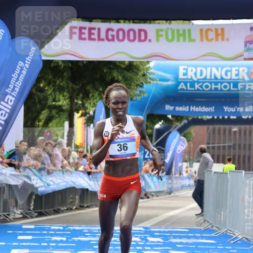 29.06.2025 - hella hamburg halbmarathon Strokosch-Dieckow http://msf.ph/oto/8311943 29.06.2025 10:11:55 Ziel 36 meine-sportfotos.de