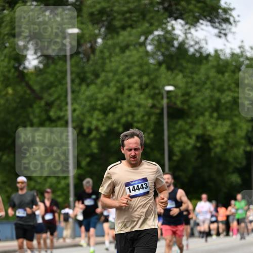 29.06.2025 - hella hamburg halbmarathon Dr. Thomas Lammeyer http://msf.ph/oto/8311952 29.06.2025 10:38:32 Kennedybrücke 1025, 1705, 1764, 1787, 2276, 2376, 2464, 2496, 2510, 2511, 3145, 3829, 4479, 4540, 4942, 5609, 5691, 6034, 6105, 6109, 6574, 6718, 6727, 6843, 7324, 7329, 7644, 8021, 8202, 8282, 8589, 9094, 9379, 9448, 9514, 10007, 10564, 10674, 11122, 11245, 11338, 11432 meine-sportfotos.de