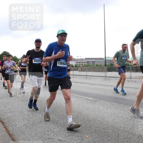 29.06.2025 - hella hamburg halbmarathon Lena Gebhardt http://msf.ph/oto/8311953 29.06.2025 10:47:00 Lombardsbrücke 5700, 1363, 4604, 9092, 18924, 18315, 17459, 1073, 1185, 1286, 1363, 1371, 1375, 1593, 1607, 1704, 1720, 1961, 1999, 2162, 2211, 2320, 2327, 2537, 2555, 2556, 2665, 2981, 3277, 3406, 3407, 3469, 3734, 3823, 4184, 4202, 4239, 4296, 4342, 4355, 4483, 4604, 5111, 5114, 5700, 5796, 5953, 6124, 6161, 6485, 6496, 6740, 6879, 7073, 7412, 7430, 7431, 7767, 7827, 8131, 8477, 8486, 8551, 8553, 8684, 8706, 8967, 9691, 10230, 13969, 14261, 15852, 16882, 16987 meine-sportfotos.de
