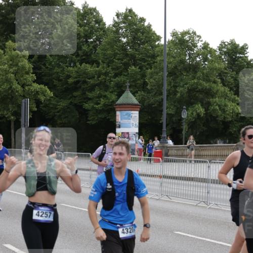 29.06.2025 - hella hamburg halbmarathon Jannik Wohlers http://msf.ph/oto/8311960 29.06.2025 10:38:32 Lombardsbrücke 1232, 1390, 1451, 2524, 2534, 2693, 3307, 3745, 3927, 4257, 4320, 4410, 4964, 6062, 6112, 7263, 8367, 8747, 8783, 9455, 9708, 9974, 9977, 10072, 10554, 10604, 11059, 12028, 12072, 12410, 12722, 13060, 13922, 14557, 14558, 14856, 16181, 16335, 16346, 16388, 16841, 18050, 18504 meine-sportfotos.de