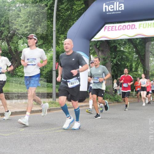 29.06.2025 - hella hamburg halbmarathon KatJ http://msf.ph/oto/8311965 29.06.2025 10:44:49 Zwischen KM18-KM19 1611, 2236, 2840, 6595, 7082 meine-sportfotos.de