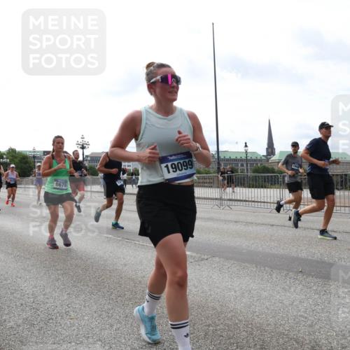 29.06.2025 - hella hamburg halbmarathon Lena Gebhardt http://msf.ph/oto/8311971 29.06.2025 10:22:02 Lombardsbrücke 16796, 10167, 6676, 19099, 1003, 1072, 1158, 1191, 1250, 1294, 1419, 1668, 1958, 1963, 2009, 2022, 2063, 2172, 2315, 2353, 2514, 2529, 2744, 3050, 3172, 3458, 3606, 3768, 3995, 4046, 4113, 4114, 4289, 4366, 4375, 4376, 4829, 4970, 5122, 5641, 5759, 5957, 6086, 6307, 6475, 6676, 6805, 6881, 6977, 7075, 7162, 7612, 7672, 8286, 8431, 8715, 8860, 8884, 8896, 8954, 8959, 9002, 9062, 9369, 9483 meine-sportfotos.de