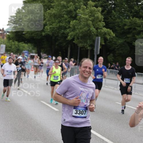29.06.2025 - hella hamburg halbmarathon Jannik Wohlers http://msf.ph/oto/8311990 29.06.2025 10:38:33 Lombardsbrücke 1232, 1390, 1451, 2524, 2534, 3307, 3745, 3927, 4257, 4320, 4410, 4964, 6062, 6112, 6611, 7263, 8367, 8783, 9455, 9708, 9974, 9977, 10072, 10554, 10604, 10696, 11059, 12028, 12072, 12410, 12722, 13060, 13922, 14557, 14558, 14856, 16181, 16335, 16346, 16388, 16841, 16883, 18050, 18504 meine-sportfotos.de