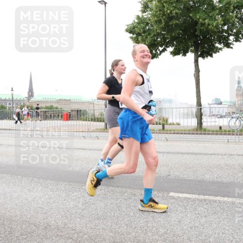 29.06.2025 - hella hamburg halbmarathon Lena Gebhardt http://msf.ph/oto/8311997 29.06.2025 10:56:33 Lombardsbrücke 1047, 1113, 1738, 1909, 2095, 2143, 2307, 2887, 2915, 2991, 3257, 3418, 3438, 3516, 3517, 3520, 3614, 3675, 3676, 3953, 3987, 4083, 4094, 4118, 4354, 4773, 4836, 5237, 5438, 5580, 5693, 5757, 5911, 5944, 6348, 6349, 6690, 6968, 7025, 7028, 7090, 7307, 7381, 7711, 8005, 8108, 8150, 8305, 8517, 8606, 8766, 8939, 8943, 9172, 9210, 9383, 9435, 9606, 9910, 9948, 9953, 10555, 10569, 10571, 10740, 10784, 10987 meine-sportfotos.de