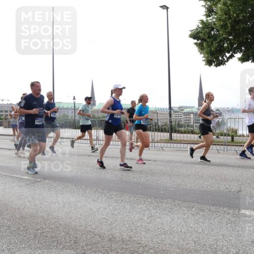 29.06.2025 - hella hamburg halbmarathon Lena Gebhardt http://msf.ph/oto/8312008 29.06.2025 10:37:19 Lombardsbrücke 1760, 4347, 2272, 1378, 1420, 12103, 1022, 1022, 1118, 1253, 1276, 1337, 1339, 1488, 1490, 1597, 1819, 1952, 1954, 2016, 2031, 2072, 2104, 2272, 2480, 2486, 2640, 3127, 3165, 3633, 3714, 3873, 3895, 4097, 4347, 4733, 5146, 5171, 5186, 5224, 5538, 5560, 5640, 5786, 5790, 5940, 6172, 6359, 6584, 6804, 6821, 6955, 7085, 7124, 7202, 7235, 7544, 7707, 7777, 7823, 8007, 8257, 8258, 8315, 8758, 8811, 8843, 8936, 8937, 9054, 9055, 9524, 12123, 16680 meine-sportfotos.de