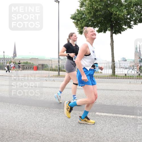 29.06.2025 - hella hamburg halbmarathon Lena Gebhardt http://msf.ph/oto/8312018 29.06.2025 10:56:33 Lombardsbrücke 9, 1047, 1113, 1738, 1909, 2095, 2143, 2307, 2887, 2915, 2991, 3257, 3418, 3438, 3516, 3517, 3520, 3614, 3675, 3676, 3953, 3987, 4083, 4094, 4118, 4354, 4773, 4836, 5237, 5438, 5580, 5693, 5757, 5911, 5944, 6348, 6349, 6690, 6968, 7025, 7028, 7090, 7307, 7381, 7711, 8005, 8108, 8150, 8305, 8517, 8606, 8766, 8939, 8943, 9172, 9210, 9383, 9435, 9606, 9910, 9948, 9953, 10555, 10569, 10571, 10740, 10784, 10987 meine-sportfotos.de