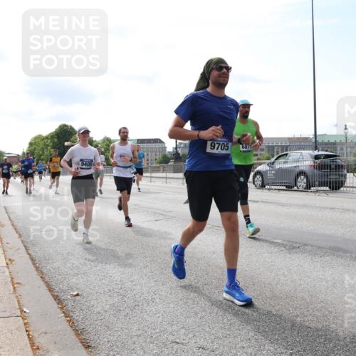 29.06.2025 - hella hamburg halbmarathon Lena Gebhardt http://msf.ph/oto/8312045 29.06.2025 10:12:21 Lombardsbrücke 9405, 9705, 6871, 1062, 1249, 1610, 1785, 1790, 1850, 2661, 2963, 2964, 3182, 3248, 3262, 3746, 4453, 4499, 4554, 5166, 5176, 5597, 5598, 6822, 6871, 6966, 7014, 7474, 8971, 9253, 9254, 9405, 9705, 10409, 10581, 10685, 11509, 11525, 11537, 11581, 11917, 13171, 13542, 13566, 13816, 13958, 14060, 14196, 14313, 14540, 14863, 14868, 15137, 15369, 16379, 16473, 16976, 18178, 18261, 18395, 18429, 18493, 18655 meine-sportfotos.de