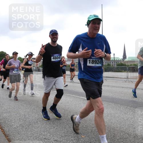 29.06.2025 - hella hamburg halbmarathon Lena Gebhardt http://msf.ph/oto/8312060 29.06.2025 10:47:00 Lombardsbrücke 13754, 5700, 1363, 4604, 8553, 18924, 1831, 1073, 1185, 1286, 1363, 1371, 1375, 1593, 1607, 1704, 1720, 1961, 1999, 2162, 2211, 2320, 2327, 2537, 2555, 2556, 2665, 2981, 3277, 3406, 3407, 3469, 3734, 3823, 4184, 4202, 4239, 4296, 4342, 4355, 4483, 4604, 5111, 5114, 5700, 5796, 5953, 6124, 6161, 6485, 6496, 6740, 6879, 7073, 7412, 7430, 7431, 7767, 7827, 8131, 8477, 8486, 8551, 8553, 8684, 8706, 8967, 9691, 10230, 13969, 14261, 15852, 16882, 16987 meine-sportfotos.de