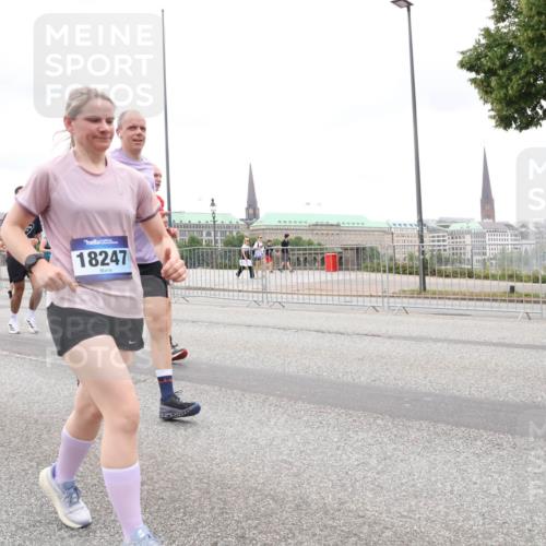 29.06.2025 - hella hamburg halbmarathon Lena Gebhardt http://msf.ph/oto/8312129 29.06.2025 10:56:34 Lombardsbrücke 18247, 1047, 1113, 1738, 2095, 2143, 2307, 2887, 2915, 2991, 3257, 3418, 3438, 3516, 3517, 3520, 3614, 3675, 3676, 3953, 3987, 4083, 4094, 4118, 4354, 4773, 5237, 5438, 5580, 5693, 5757, 5911, 5944, 6348, 6349, 6690, 6968, 7025, 7028, 7090, 7307, 7381, 7711, 8005, 8108, 8150, 8305, 8517, 8606, 8766, 8939, 8943, 9172, 9210, 9383, 9435, 9606, 9910, 9948, 9953, 10555, 10569, 10571, 10740, 10784, 10987 meine-sportfotos.de