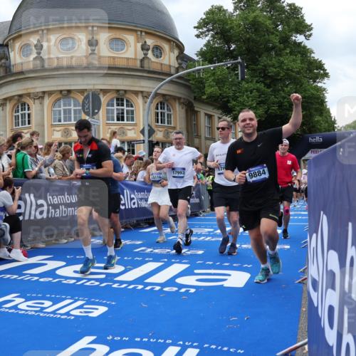29.06.2025 - hella hamburg halbmarathon Strokosch-Dieckow http://msf.ph/oto/8312138 29.06.2025 10:57:14 Ziel 1387, 1877, 2417, 2676, 4167, 4940, 5926, 6272, 8585, 9450, 9577, 9884, 9934, 10383, 11590, 11612, 12014, 12590, 13664, 13750, 14139, 15110, 15229, 15664, 15726, 16625, 17660, 17779, 17848, 17993, 19184 meine-sportfotos.de