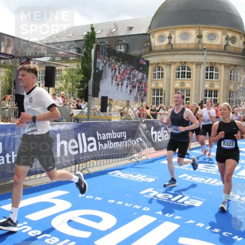 29.06.2025 - hella hamburg halbmarathon Michael Strokosch http://msf.ph/oto/8312176 29.06.2025 10:58:44 Ziel 1319, 2619, 2656, 5675, 6592, 6595, 7659, 8322, 8929, 10943, 11605, 11846, 12862, 13512, 13694, 13880, 14266, 14902, 15197, 16189, 17839, 18501, 18587 meine-sportfotos.de