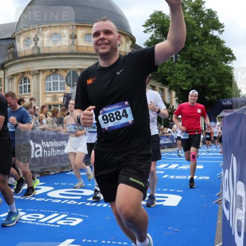 29.06.2025 - hella hamburg halbmarathon Strokosch-Dieckow http://msf.ph/oto/8312254 29.06.2025 10:57:15 Ziel 1387, 1877, 2417, 2676, 4167, 4940, 5926, 6272, 8585, 9450, 9577, 9884, 9934, 10383, 11590, 11612, 12014, 12590, 13664, 13750, 14139, 15110, 15229, 15664, 15726, 16625, 17660, 17779, 17848, 17993, 19184 meine-sportfotos.de