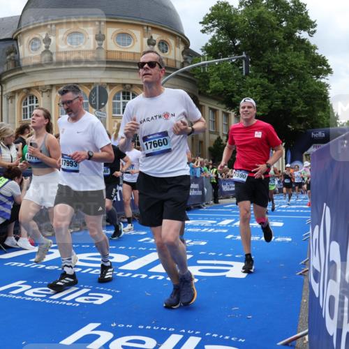 29.06.2025 - hella hamburg halbmarathon Strokosch-Dieckow http://msf.ph/oto/8312295 29.06.2025 10:57:15 Ziel 1387, 1877, 2417, 2676, 4167, 4940, 5926, 6272, 8585, 9450, 9577, 9884, 9934, 10383, 11590, 11612, 12014, 12590, 13664, 13750, 14139, 15110, 15229, 15664, 15726, 16625, 17660, 17779, 17848, 17993, 19184 meine-sportfotos.de