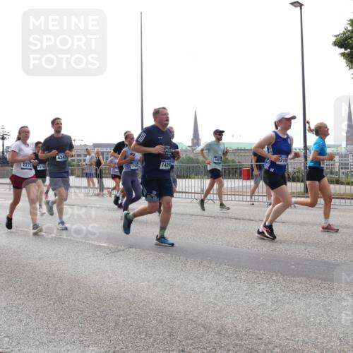 29.06.2025 - hella hamburg halbmarathon Lena Gebhardt http://msf.ph/oto/8312303 29.06.2025 10:37:19 Lombardsbrücke 17388, 4347, 19018, 2103, 5560, 2272, 13783, 1768, 1420, 1022, 1118, 1253, 1276, 1337, 1339, 1488, 1490, 1597, 1819, 1952, 1954, 2016, 2031, 2072, 2104, 2272, 2480, 2486, 2640, 3127, 3165, 3633, 3714, 3873, 3895, 4097, 4347, 4733, 5146, 5171, 5186, 5224, 5538, 5560, 5640, 5786, 5790, 5940, 6172, 6359, 6584, 6804, 6821, 6955, 7085, 7124, 7202, 7235, 7544, 7707, 7777, 7823, 8007, 8257, 8258, 8315, 8758, 8811, 8843, 8936, 8937, 9054, 9055, 9524, 12123, 16680 meine-sportfotos.de