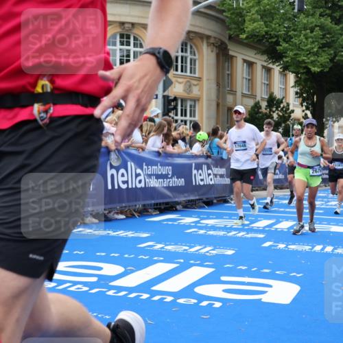 29.06.2025 - hella hamburg halbmarathon Strokosch-Dieckow http://msf.ph/oto/8312436 29.06.2025 10:57:16 Ziel 1387, 1877, 2417, 2676, 4167, 4940, 5926, 6272, 8585, 9450, 9577, 9884, 9934, 10383, 11590, 11612, 12014, 12590, 13664, 13750, 14139, 15110, 15229, 15664, 16625, 16830, 17160, 17660, 17779, 17848, 17993, 19184 meine-sportfotos.de