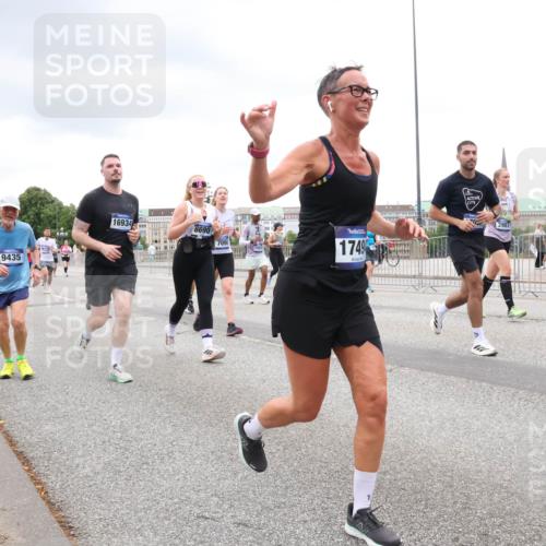 29.06.2025 - hella hamburg halbmarathon Lena Gebhardt http://msf.ph/oto/8312440 29.06.2025 10:56:35 Lombardsbrücke 9435, 16934, 6690, 1749, 3987, 1047, 1113, 1738, 2095, 2143, 2307, 2887, 2915, 2991, 3257, 3348, 3418, 3438, 3516, 3517, 3520, 3614, 3675, 3676, 3953, 3987, 4083, 4094, 4118, 4354, 4773, 5237, 5438, 5580, 5589, 5693, 5757, 5911, 5944, 6348, 6349, 6690, 6968, 7025, 7028, 7090, 7307, 7381, 7711, 8005, 8108, 8150, 8305, 8517, 8606, 8766, 8939, 8943, 9172, 9210, 9383, 9435, 9606, 9910, 9948, 9953, 10555, 10569, 10571, 10740, 10784, 10987 meine-sportfotos.de